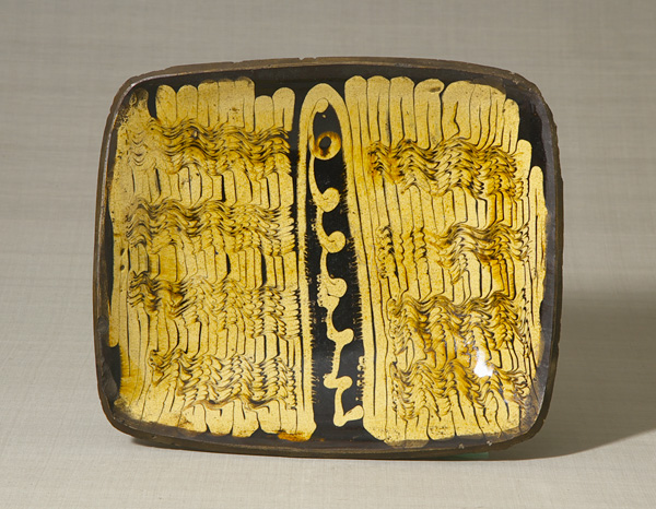 スリップウェア角皿〈すりっぷうぇあかくざら〉<br />
イギリス　18世紀後半－19世紀後半<br />
8.5 x 39.5 cm　No.6420