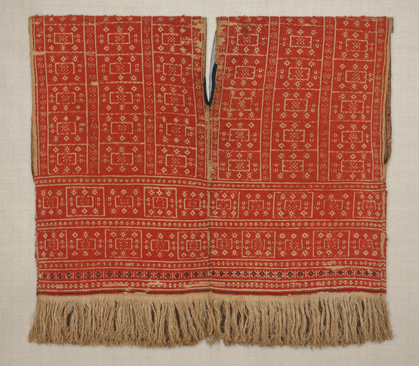 袖無上着〈そでなしうわぎ〉<br />
平埔族　苧麻・羊毛、浮織　台湾　19世紀<br />
55.0 x 59.0 cm　No.22000
